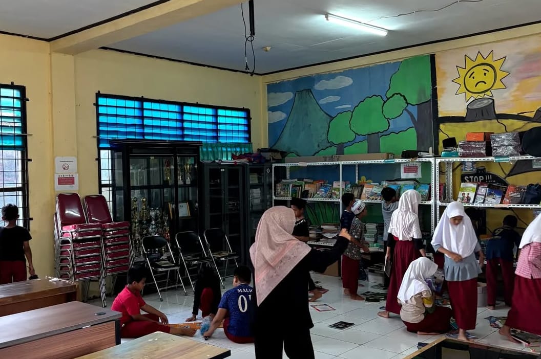 SDN Serpong 3 Kompak Kerja Bakti Bersihkan Sekolah 