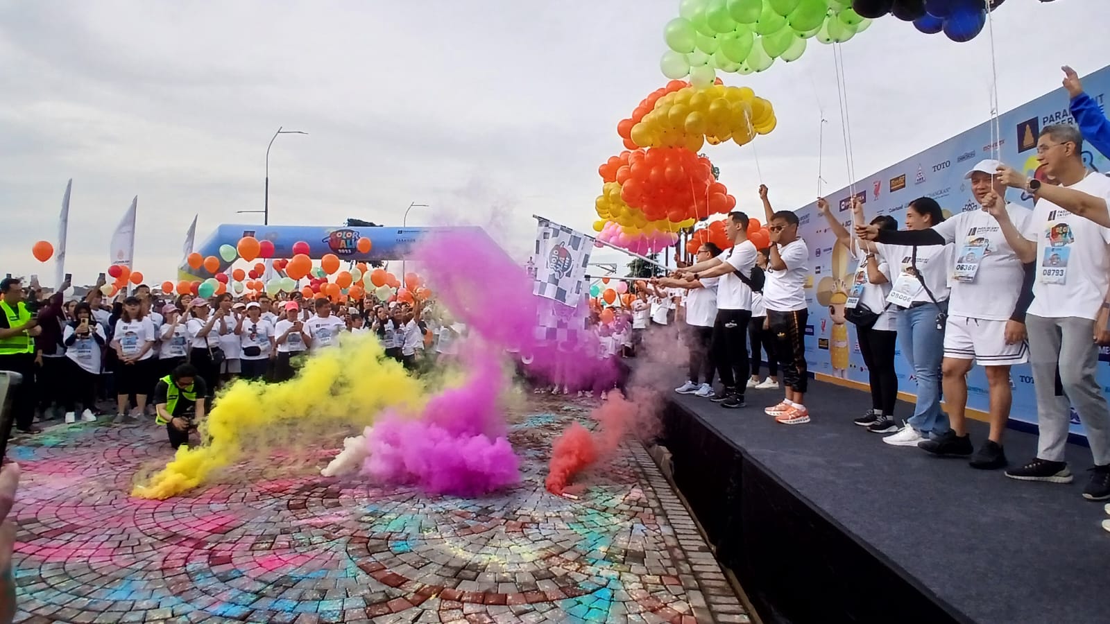 Ari Lasso dan Ribuan Peserta ‘Paramount Color Walk’ 2025 Mewarnai Kota Gading Serpong dengan Penuh Energi