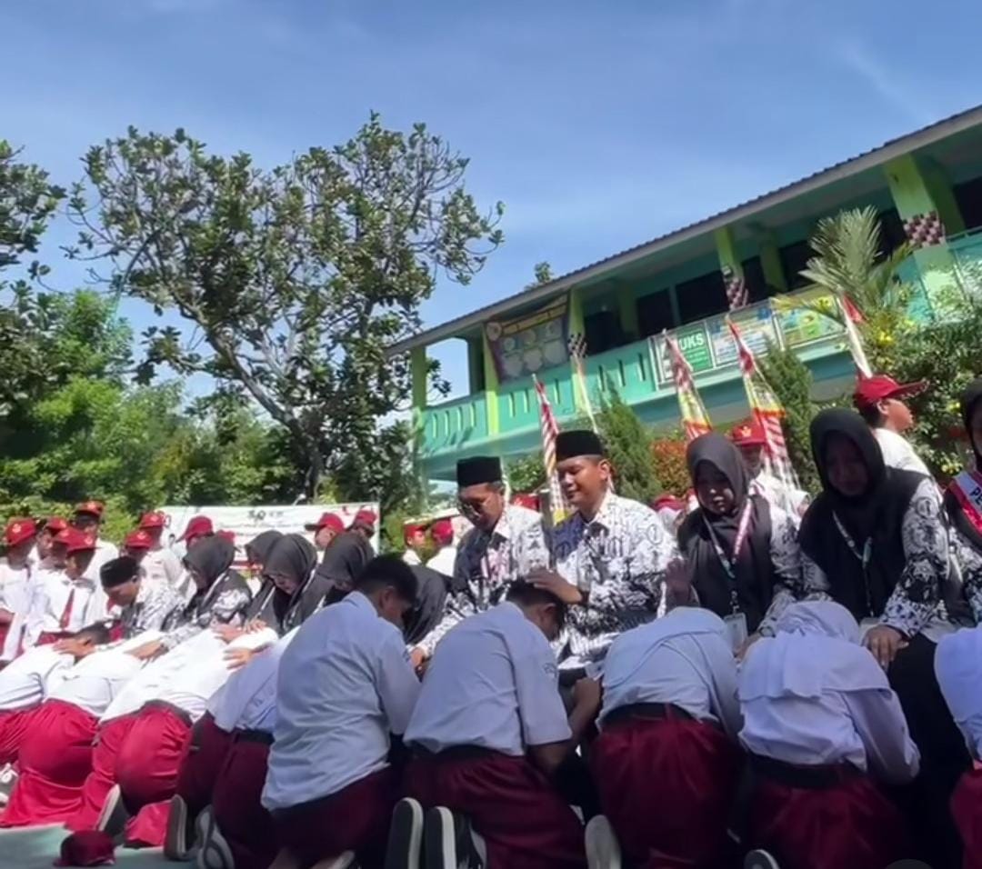 Tradisi Sungkeman Peringatan Hari Guru di SDN Pasar Kemis III, Bukti Penghormatan dan Kerendahan Hati Siswa