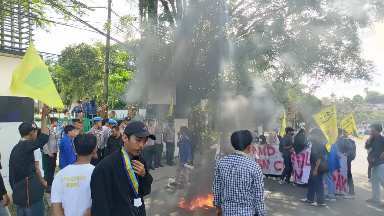 Mahasiswa Desak Kadis PMD Lebak  Dicopot