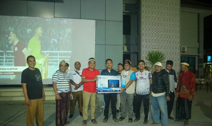 Gelar Nobar Timnas U19, Camat Mekar Baru Bagikan Doorprize