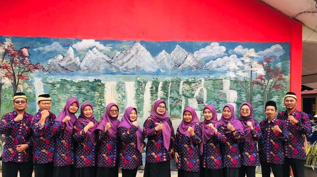 Tampil Keren dan Anggun dengan Batik Rambutan, Guru SDN Cukanggalih I Kompak Kenakan Batik Khas Kab. Tangerang