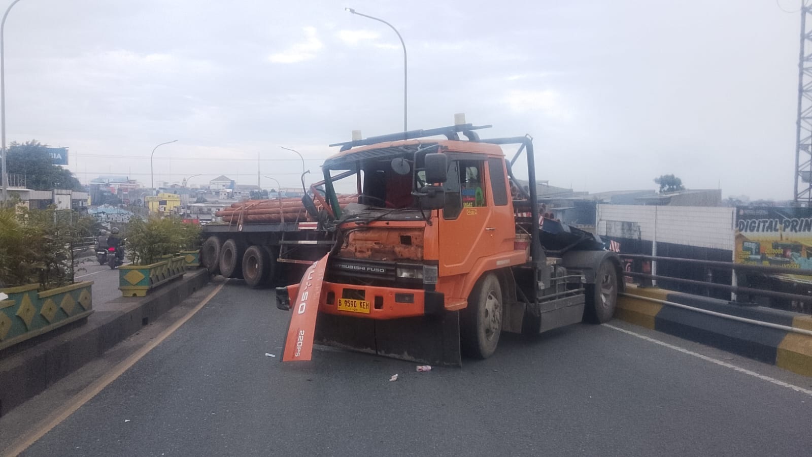 Tronton Malang di Flyover Ciputat, Lalin Macet Parah