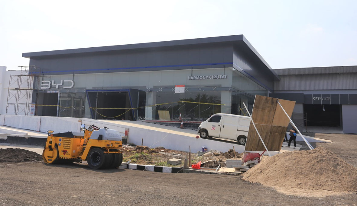 Renovasi Showroom BYD Disegel Satpol PP, Tak Miliki Izin Renovasi Bangunan