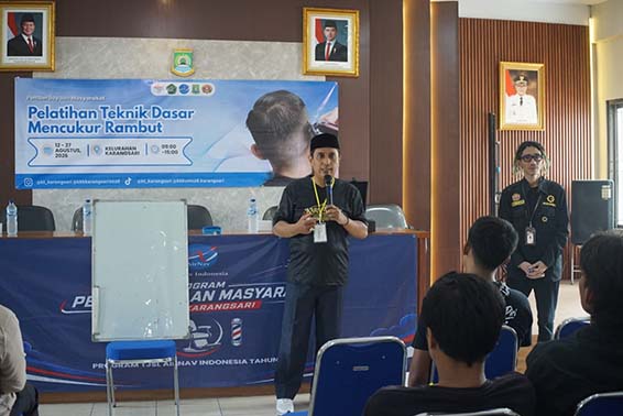 Warga Karangsari Dilatih Cukur Rambut 