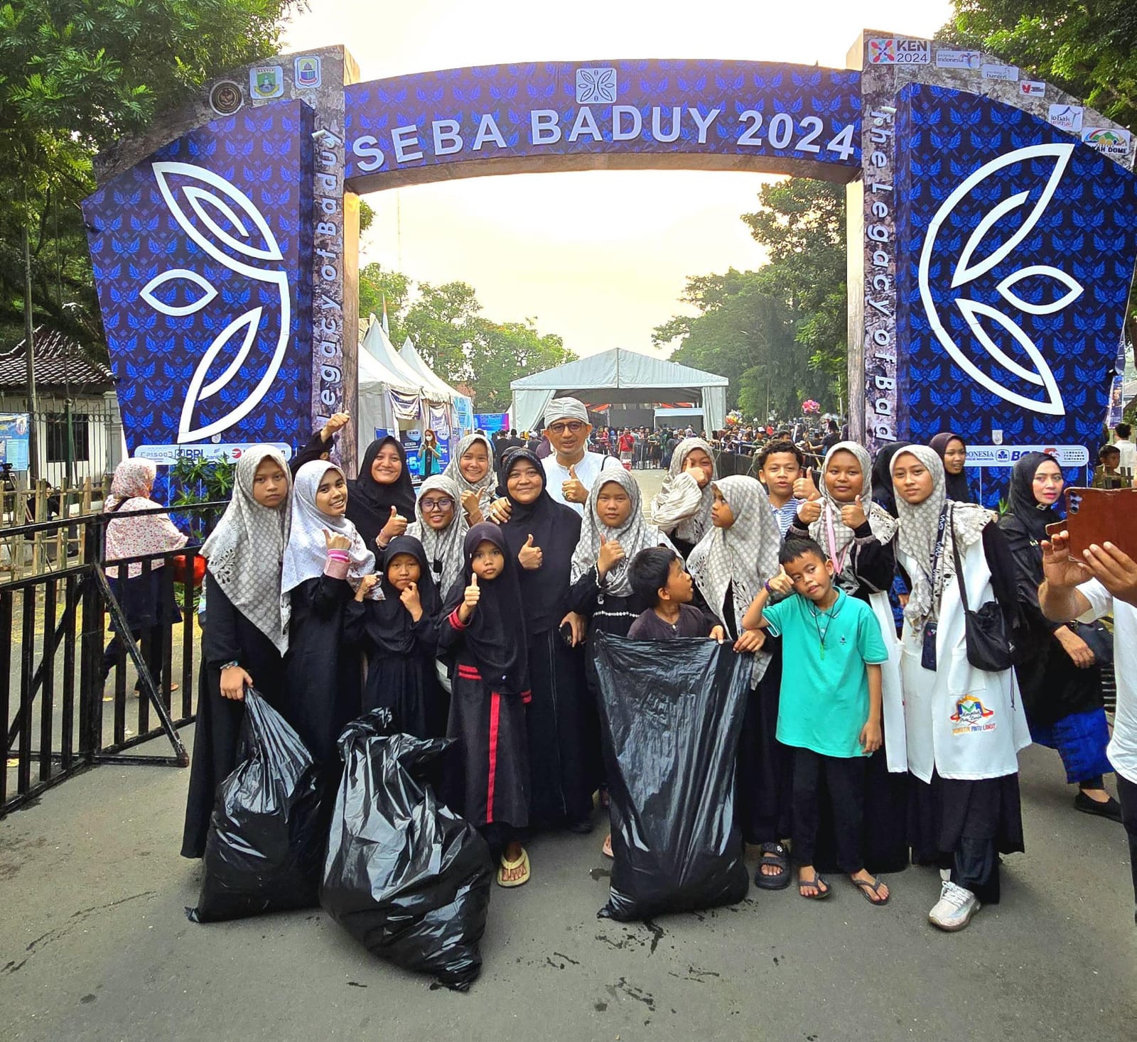 Santri Ikut Bersihkan Sampah di Acara Seba Baduy