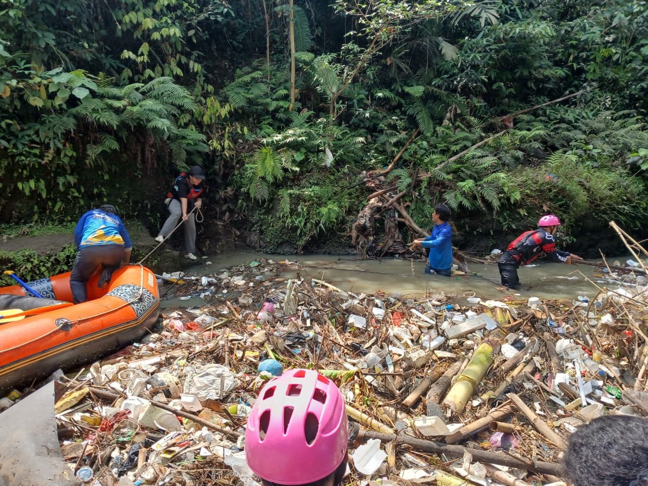 Sungai Cibanten Masih Dipenuhi Sampah