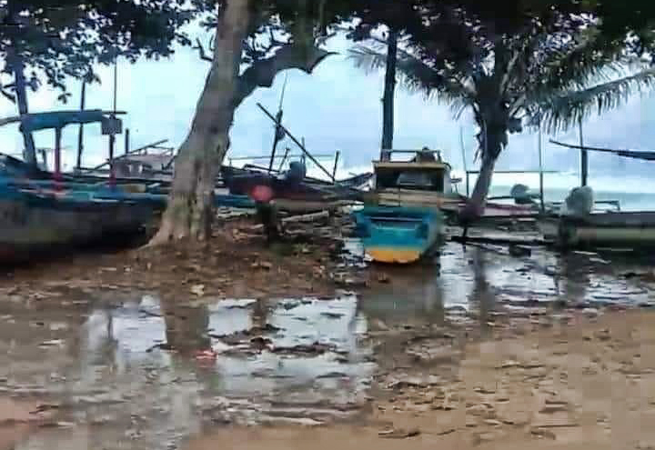 Gelombang Tinggi, Nelayan Diminta Waspada 