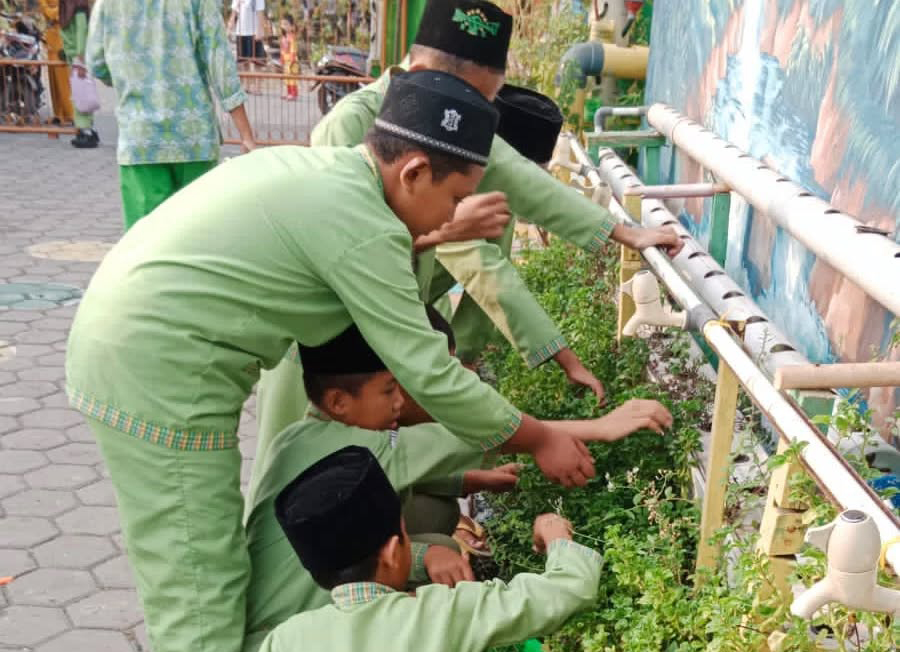 Siswa SDN Saga VI Antusias Membuat Peyek Bayam Brazil 