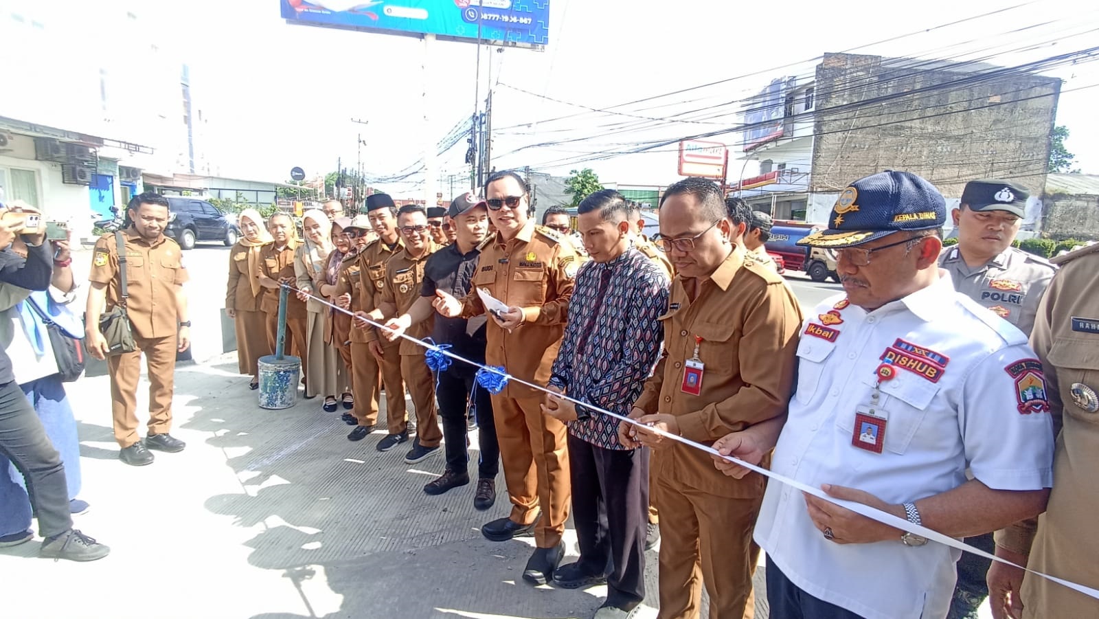 Budi Resmikan Pembangunan Jalan Hasil CSR