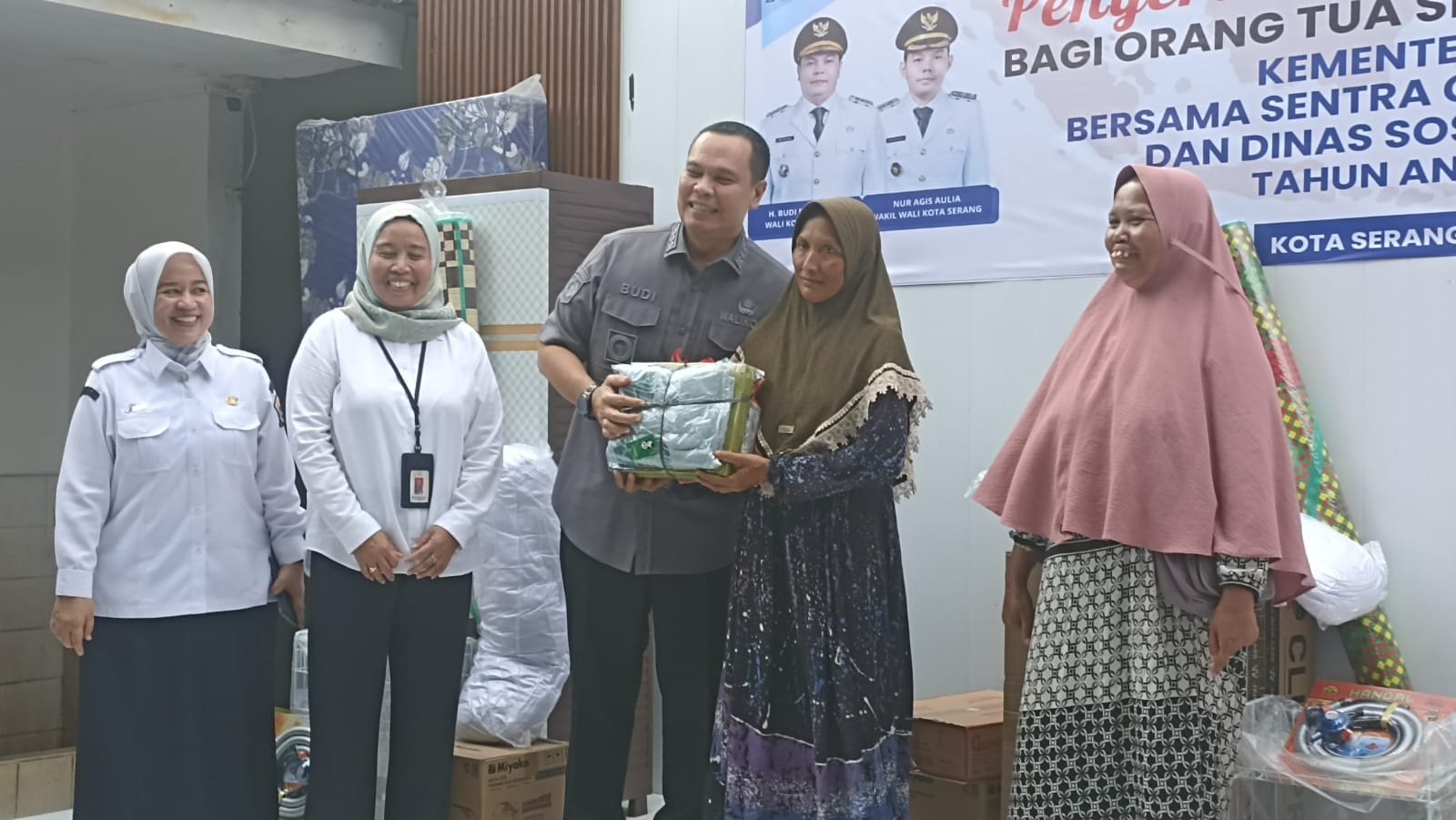 Orang Tua Siswa Sekolah Rakyat Terima Bantuan