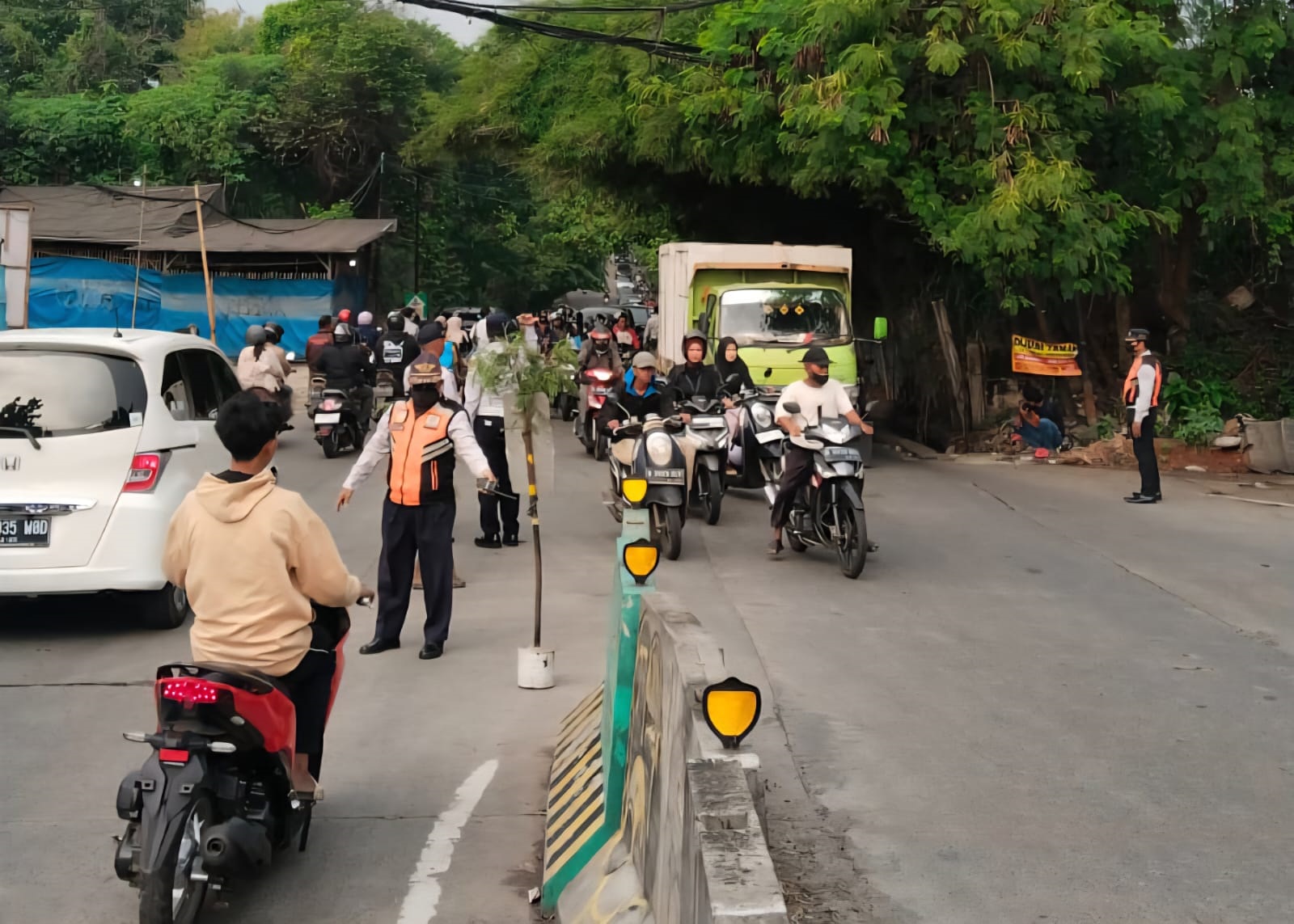 Truk Hebel Patah As di Jalan Siliwangi Pamulang