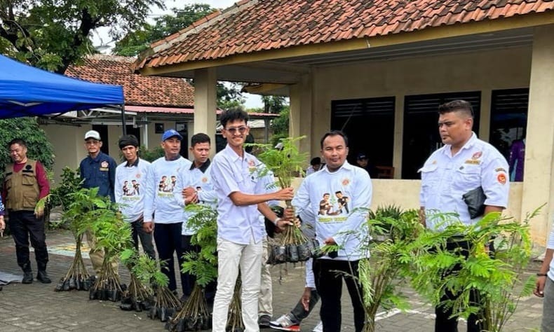 Karang Taruna Mauk Hijaukan TPA Jatiwaringin