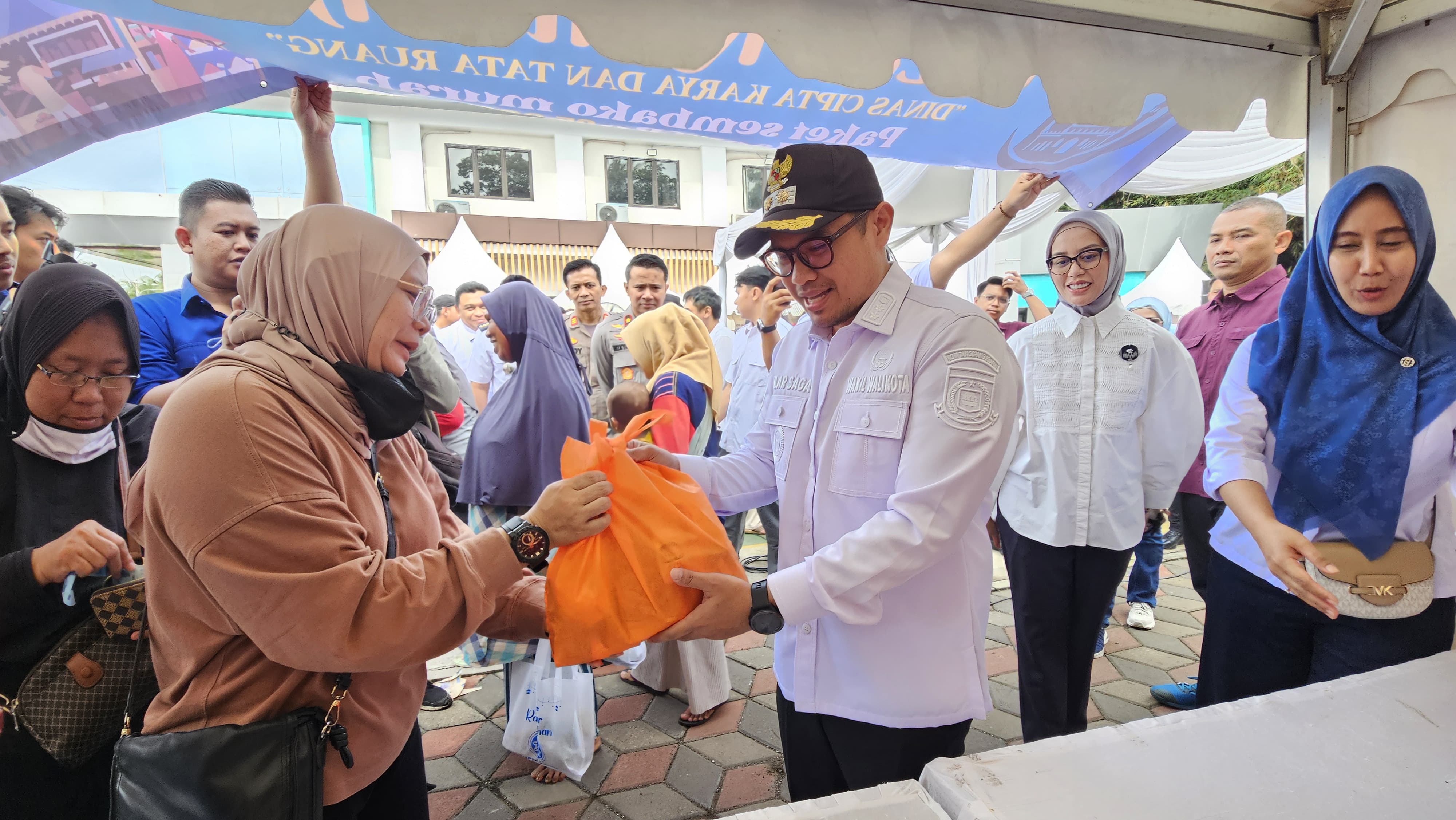 Bazar Sembako Murah di Kecamatan Setu Diserbu Masyarakat