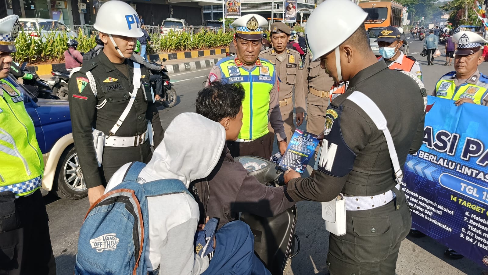 100 Pelanggar Ditegur Simpatik Polisi dalam Operasi Patuh Jaya 2024 di Tangerang