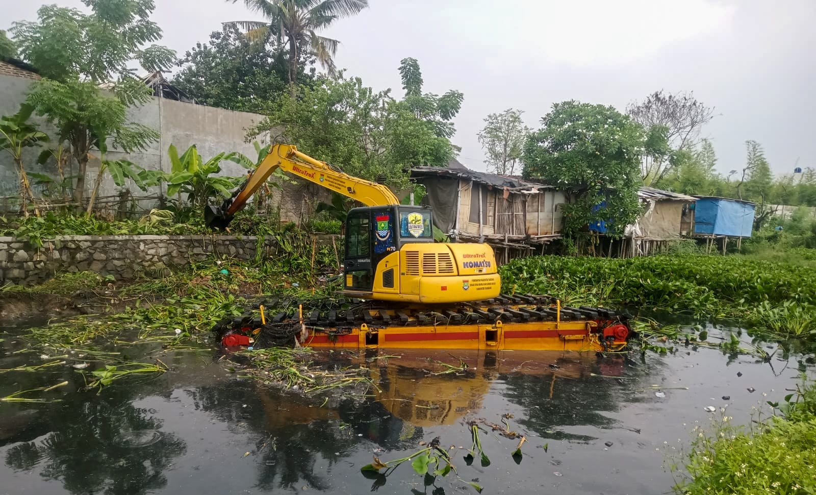 Keruk 1.500 Kubik Lumpur di Saluran Gelam