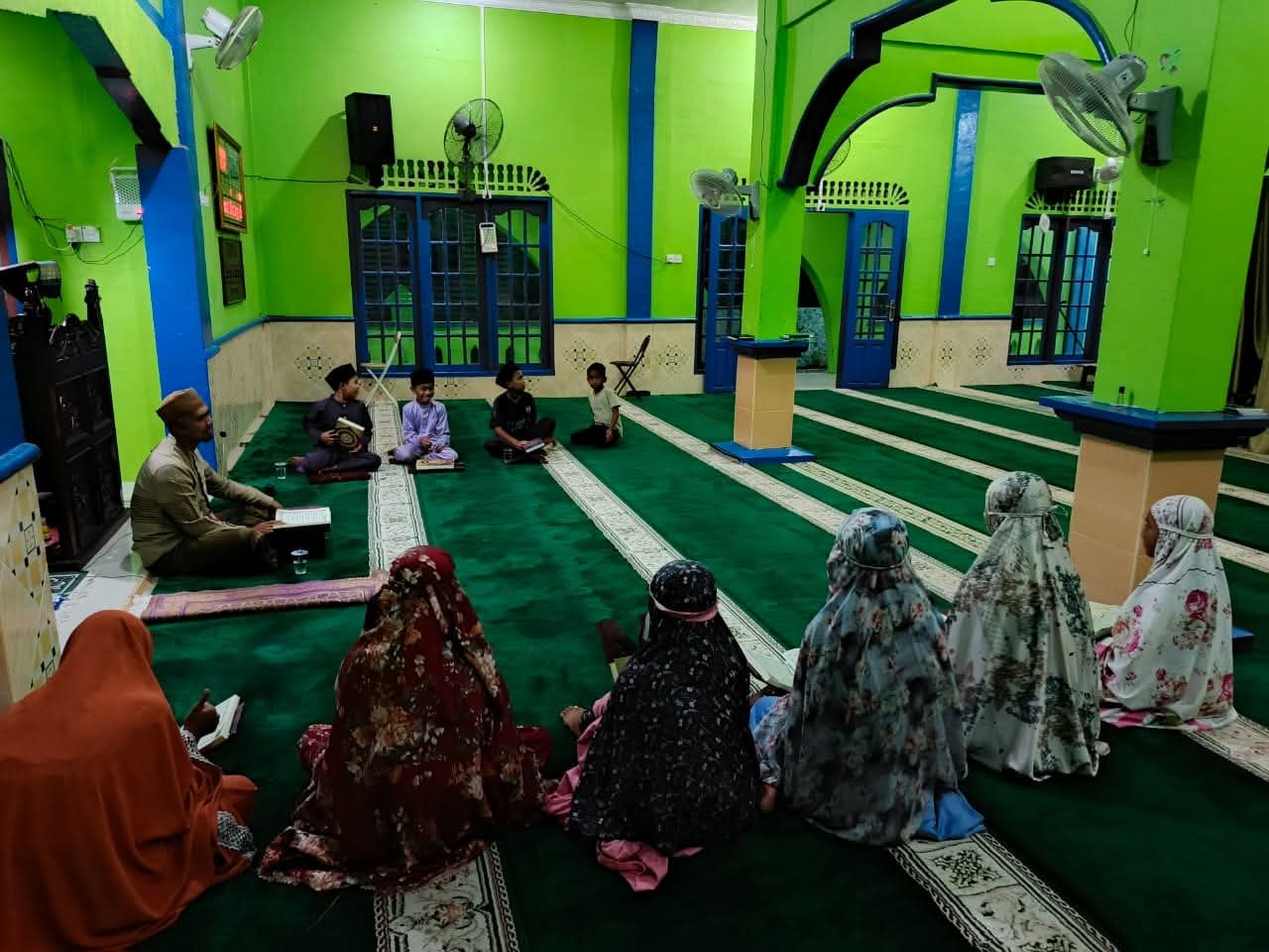 Mengaji Bersama Usai Magrib, Menjaga Tradisi Kearifan Lokal Yang Tergerus Zaman