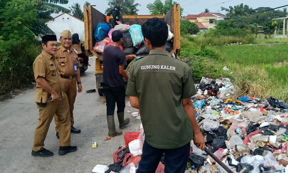Camat dan Kades Kompak Bersihkan Sampah