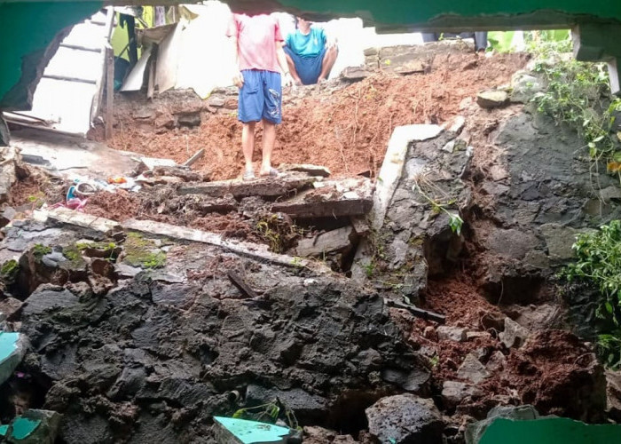 Tanah Longsor Hantam Rumah Warga di Perumahan Mutiara Puri Harmoni