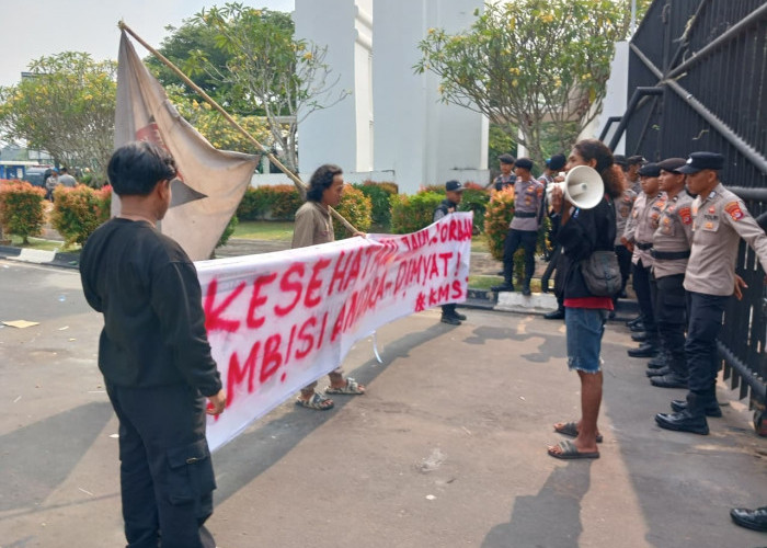 Pendemo Kepung Pemprov Banten 