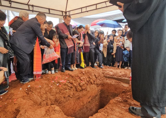 Diplomat Zetro Dimakamkan di Setu 