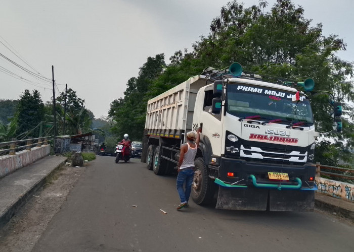 Warga Keluhkan Truk Pengangkut Pasir