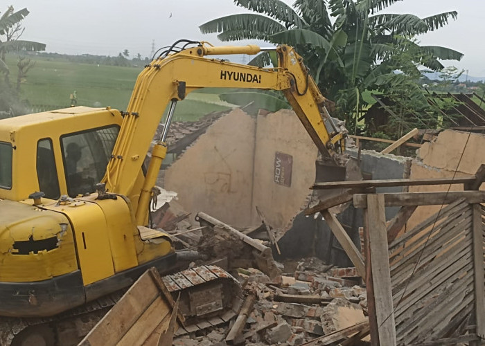 Bangunan Liar Sepanjang Kali Padek Ditertibkan