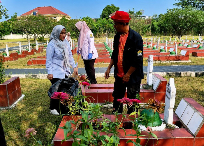 Dinsos Bersihkan TMP Sambut HUT Kota Serang dan HUT RI