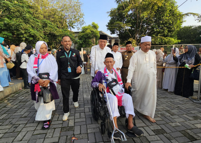 Benyamin Lepas Keberangkatan 393 Calon Jamaah Haji Kloter Pertama