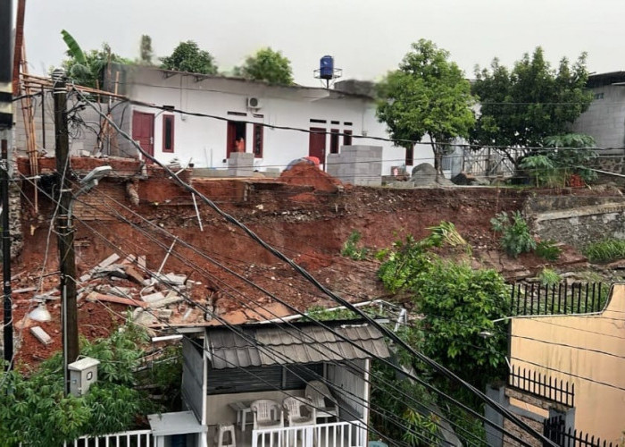 Hujan Deras Tembok Setinggi 2,5 Meter Longsor