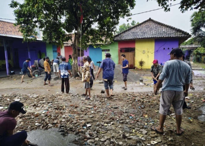 Warga Kemiri Gotong Royong Perbaiki Gedung MBG