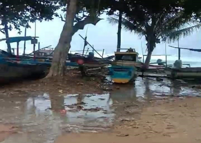 Waspada Gelombang Tinggi Terjang Pantai Salatan
