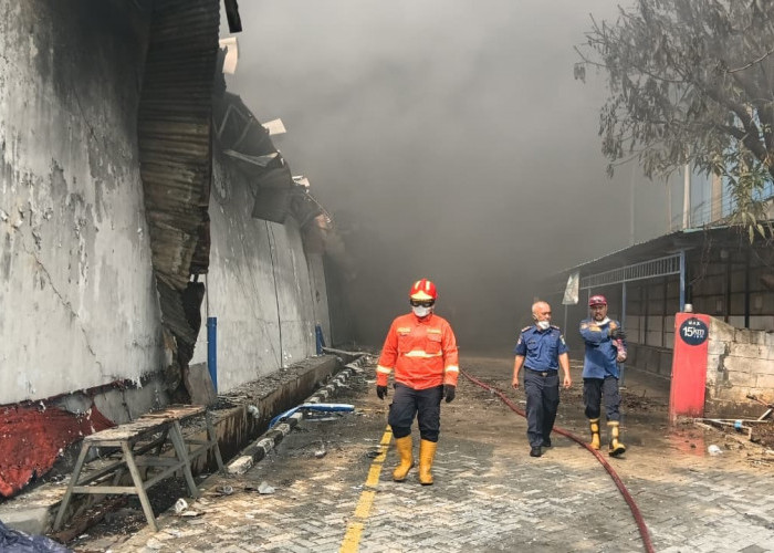 Diduga Trafo Meledak, Pabrik Bohlam Terbakar