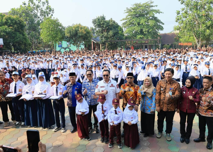 24 Ribu Siswa Dapat Seragam Gratis