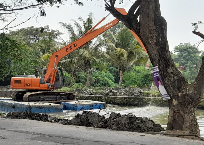  Sungai Cisadane Barat Dinormalisasi, Puluhan Bangli Dibongkar