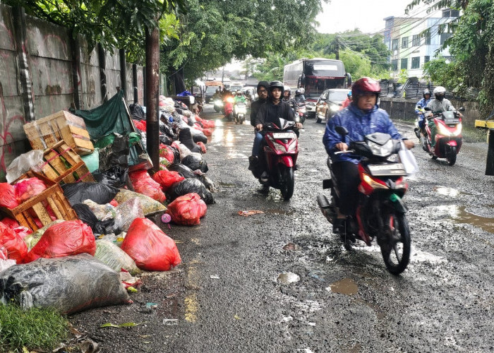 Tumpukan Sampah Kembali Muncul, Kali Ini di Pinggir Jalan Dekat TPBU Cimanggis Ciputat