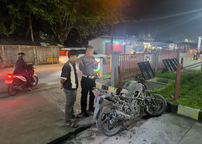 Motor Tanpa Plat Nomor Terbakar di SPBU Karang Anyar, Pemilik Melarikan Diri