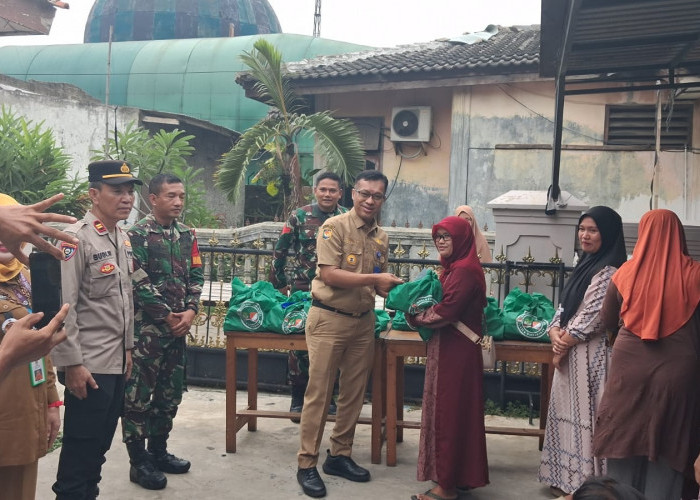 Forkopimcam Rajeg Salurkan Sembako ke Warga Sukatani