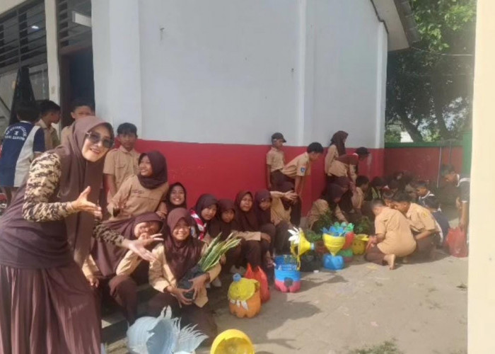 Siswa SDN Legok II Rawat Tanaman Sekolah