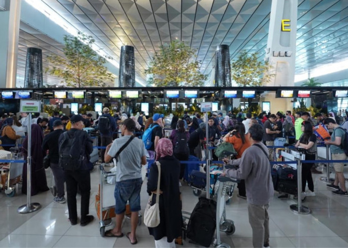 Puncak Nataru, Bandara Soekarno-Hatta Dipadati Penumpang
