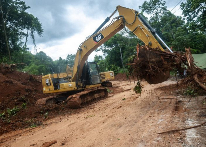 12 Ruas Jalan Terdampak Longsor Ditangani