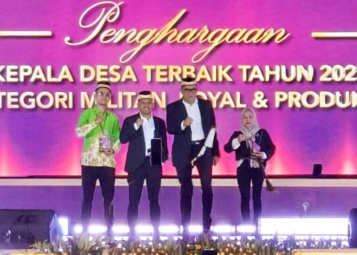 Fadlah Terima Penghargaan