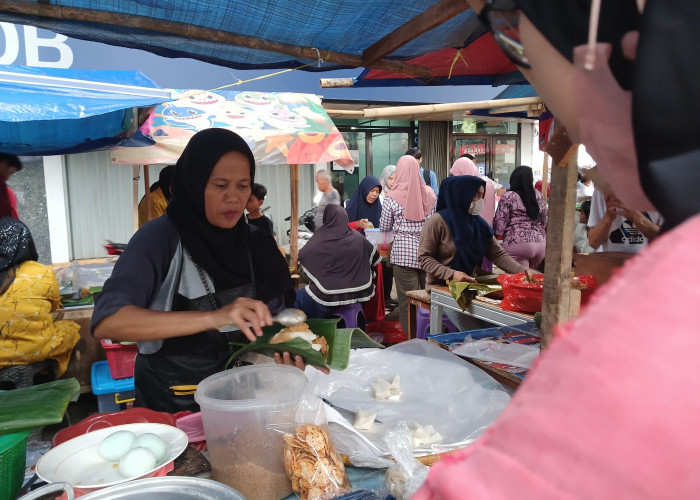 Berburu Takjil Ketan Bintul, Makana Khas Kota Serang saat Ramadan