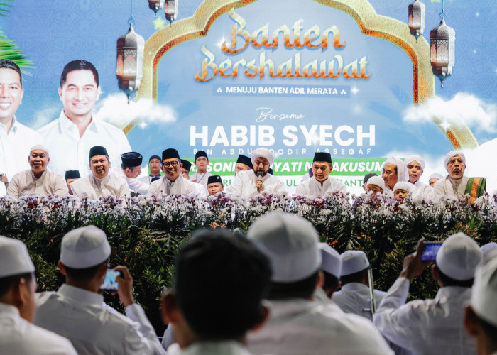 Hadirkan Habib Syech, Puluhan Ribu Orang Sholawatan Bareng Andra Soni-Dimyati