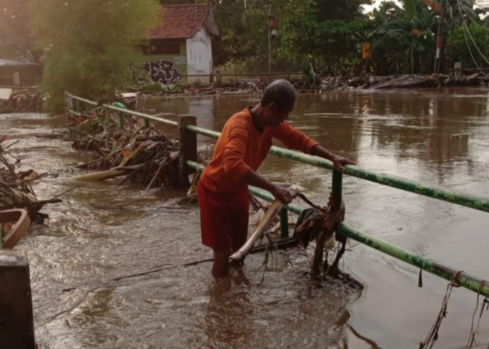 Tak Cuma Hujan, Sejumlah Permukiman Banjir Karena Luapan Kali