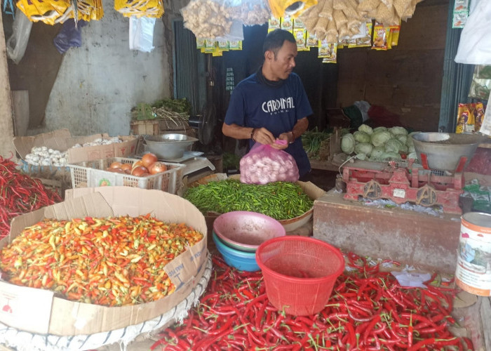 Harga Bahan Pokok Merangkak Naik di Pasar Rau