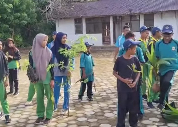 SMPN 2 Pakuhaji Dukung Program Adiwiyata dengan Penghijauan