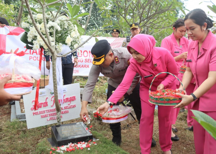Polres Tangsel Ziarah ke Makam Personel yang Gugur dalam Tugas