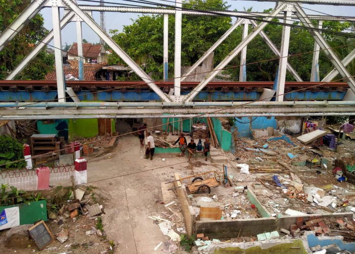 Dapat Uang Kerohiman, 15 Bangli di Bahu Rel Kereta Dibongkar