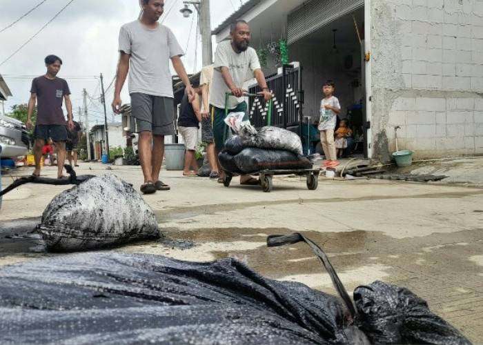 Mitigasi Banjir, Warga Mutiara Puri Harmoni Kerja Bakti Angkut Lumpur Saluran Air